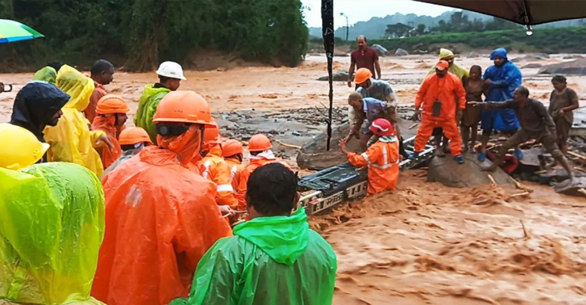 কেরালায় ভয়াবহ ভূমিধসে নিহত ১৯, আটকে শতাধিক
