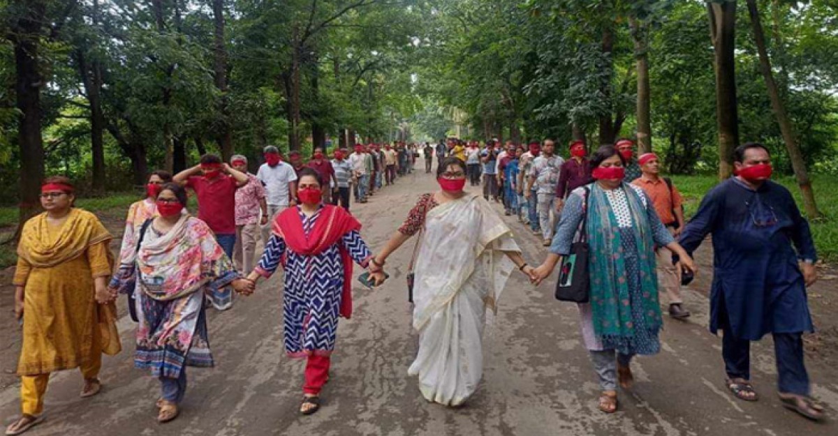 জাবি শিক্ষকদের রাষ্ট্রীয় শোক প্রত্যাখ্যান করে মুখে লাল কাপড় বেঁধে মৌন মিছিল