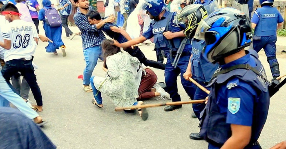 ঠাকুরগাঁওয়ে নারী শিক্ষার্থীদের ওপর লাঠিচার্জ