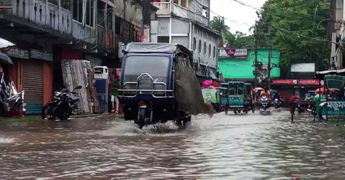 ভারী বর্ষণে প্লাবিত বাগেরহাট শহরের রাস্তাঘাটসহ নিম্নাঞ্চল