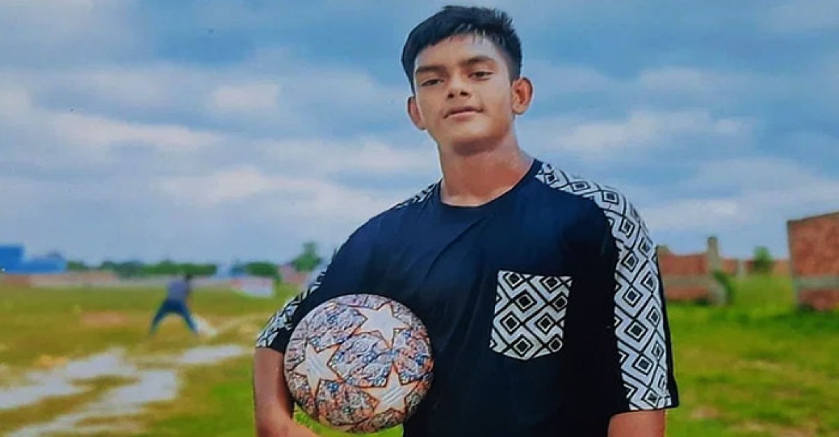 গুলিবিদ্ধ কিশোরকে নিজের রিকশায় তুলতে গিয়ে দেখেন, সে তাঁরই ছেলে