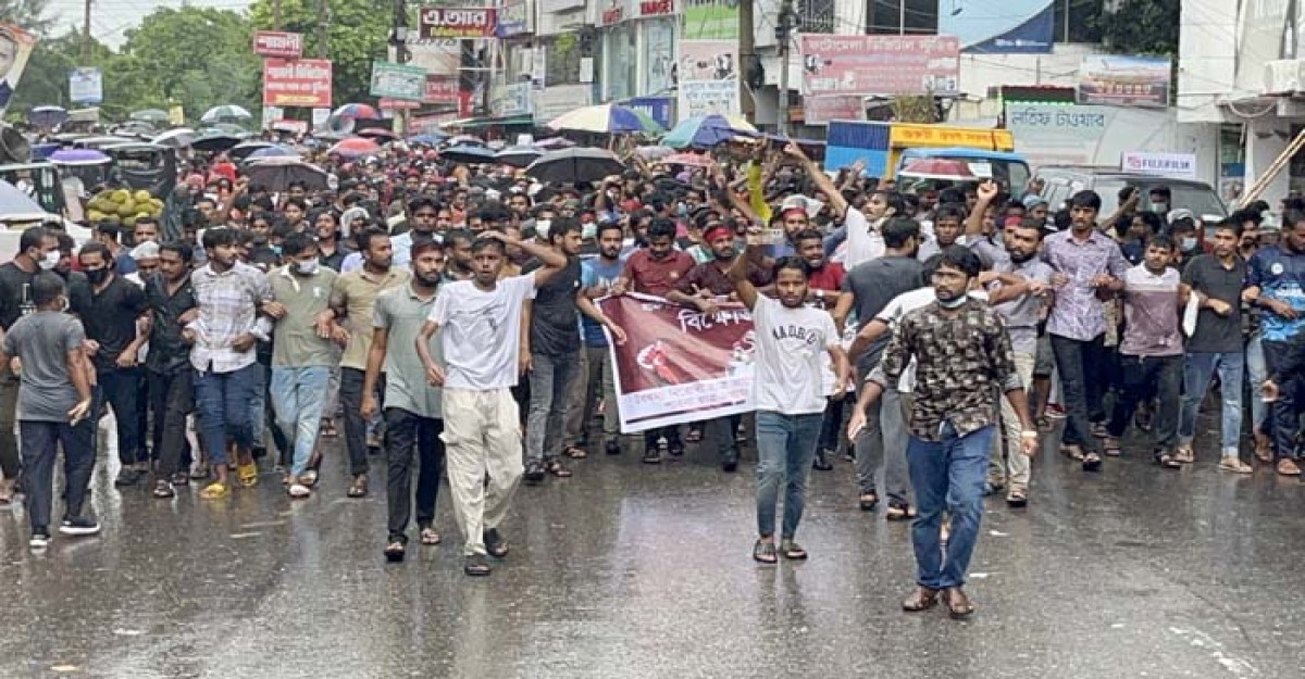 পাবনা শহরে বৃষ্টিতে ভিজে শিক্ষার্থীদের বিক্ষোভ