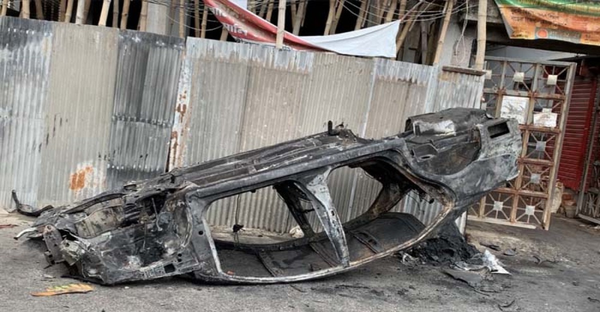কামরাঙ্গীরচরে কাউন্সিলের গাড়িতে অগ্নিসংযোগ, লাপাত্তা আ. লীগের নেতাকর্মীরা