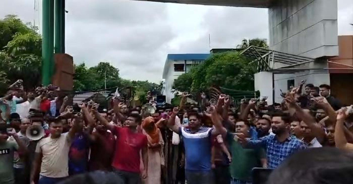 শরীয়তপুরে ১১ দফা দাবিতে পুলিশের বিক্ষোভ মিছিল
