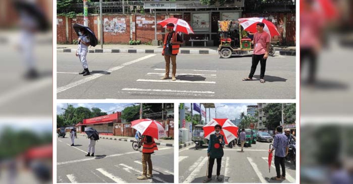 ট্রাফিক সেবায় নিয়োজিত শিক্ষার্থীদের ছাতা দিল বসুন্ধরা সিমেন্ট ও শুভসংঘ
