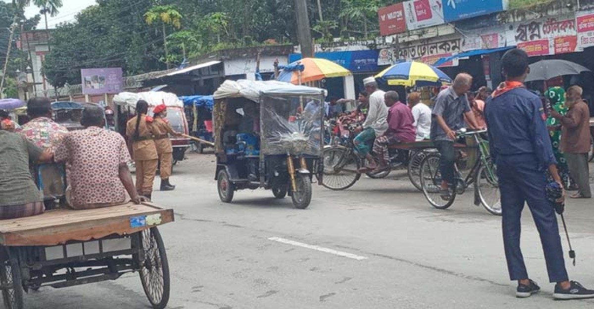 পঞ্চগড়ে ট্রাফিকের দায়িত্বে শিক্ষার্থী-সেচ্ছাসেবীরা