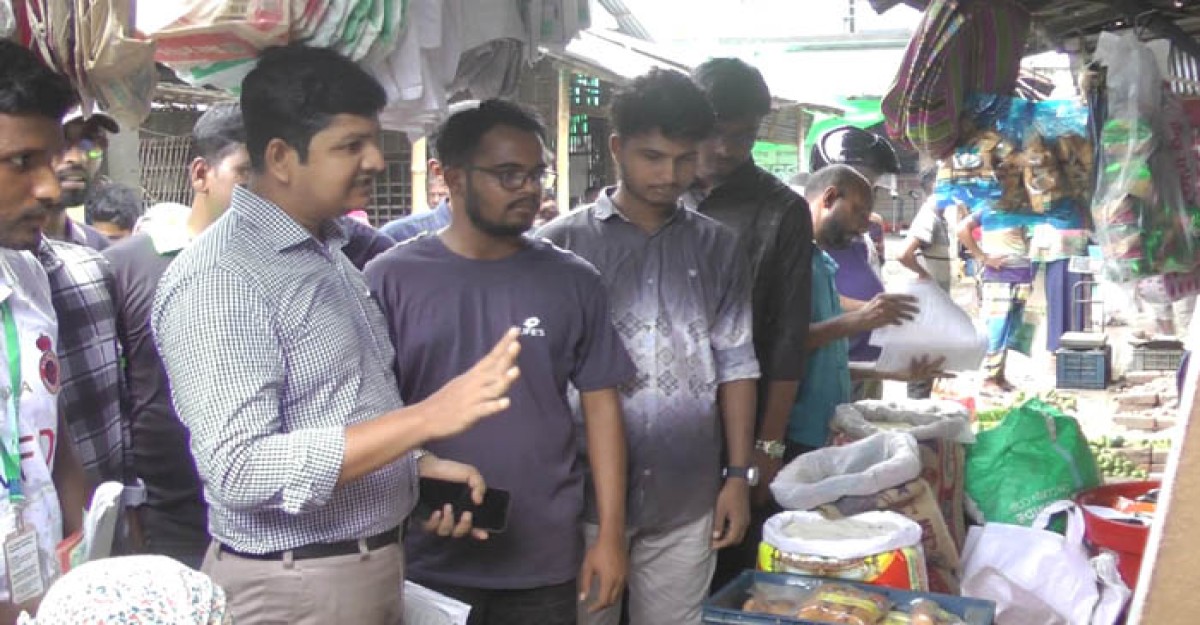 চুয়াডাঙ্গায় বাজার ভোক্তা অধিকারের সাথে শিক্ষার্থীদের বাজার মনিটরিং