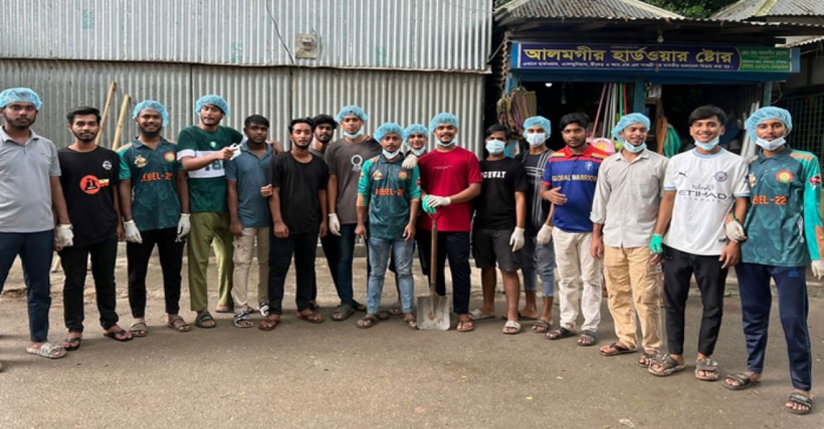 হরিরামপুরে পরিচ্ছন্নতার কাজ করছেন স্বেচ্ছাসেবীরা