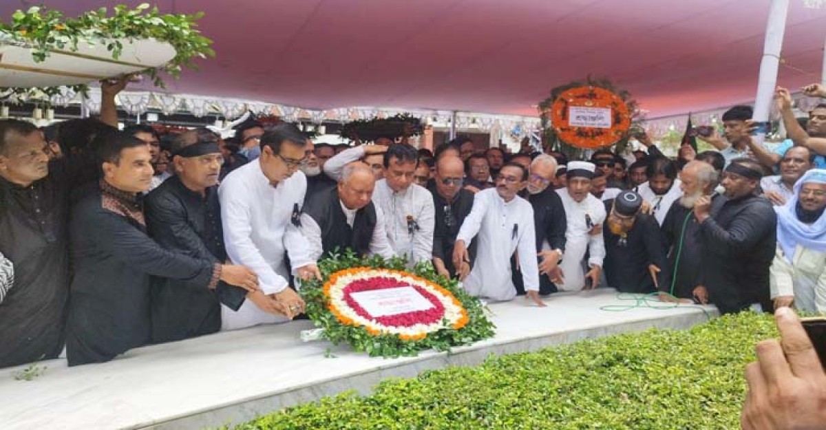 বঙ্গবন্ধুর ৪৯তম শাহাদাত বার্ষিকীতে শ্রদ্ধা জানাতে সমাধিতে নেতা-কর্মীদের ঢল