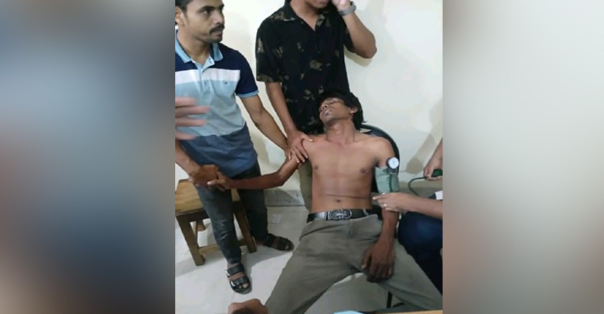 জুয়া খেলায় বাধা দেওয়ায় শিক্ষার্থীদের উপর হামলা