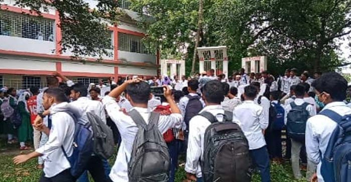 কাশিমপুর হাইস্কুল এন্ড কলেজের প্রিন্সিপালের পদত্যাগের ঢাবিতে শিক্ষার্থীরা আন্দোলন