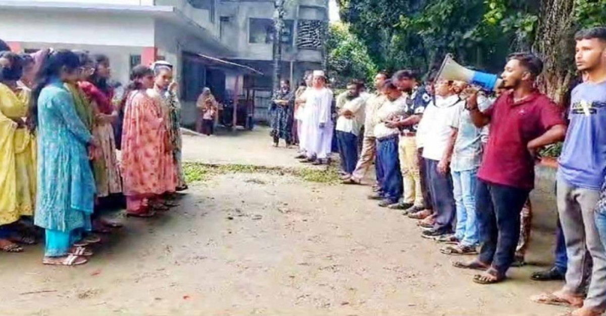মৌমিতা হত্যাকাণ্ডে বিচারের দাবিতে হরিরামপুরে প্রতিবাদ মিছিল ও সমাবেশ