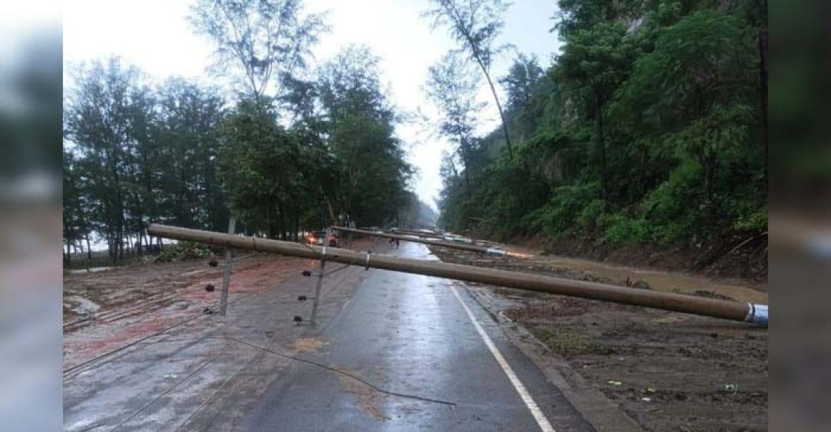 ভারী বৃষ্টি-বাতাসে ভেঙ্গে গেলো মেরিন ড্রাইভের বিদ্যুতের ২০ খুঁটি