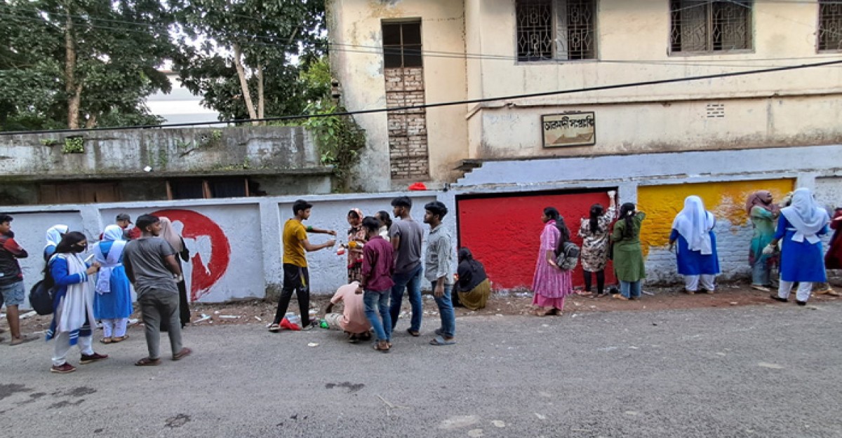 শিক্ষার্থীদের ব্যতিক্রমী অঙ্কনে সেজেছে জরাজীর্ণ দেয়াল