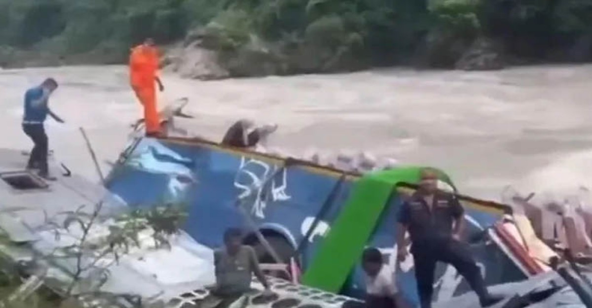 নেপালে বাস নদীতে পড়ে নিহত ১৪