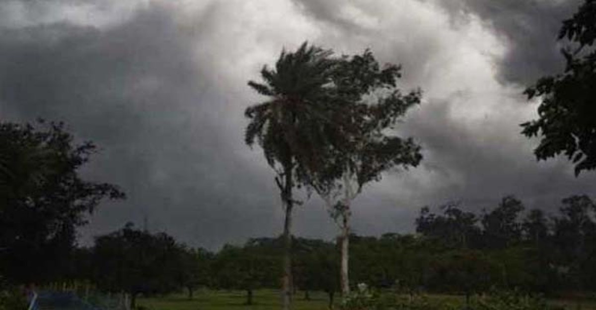 আকাশ মেঘাচ্ছন্ন, আতঙ্কে নোয়াখালীর বানভাসিরা