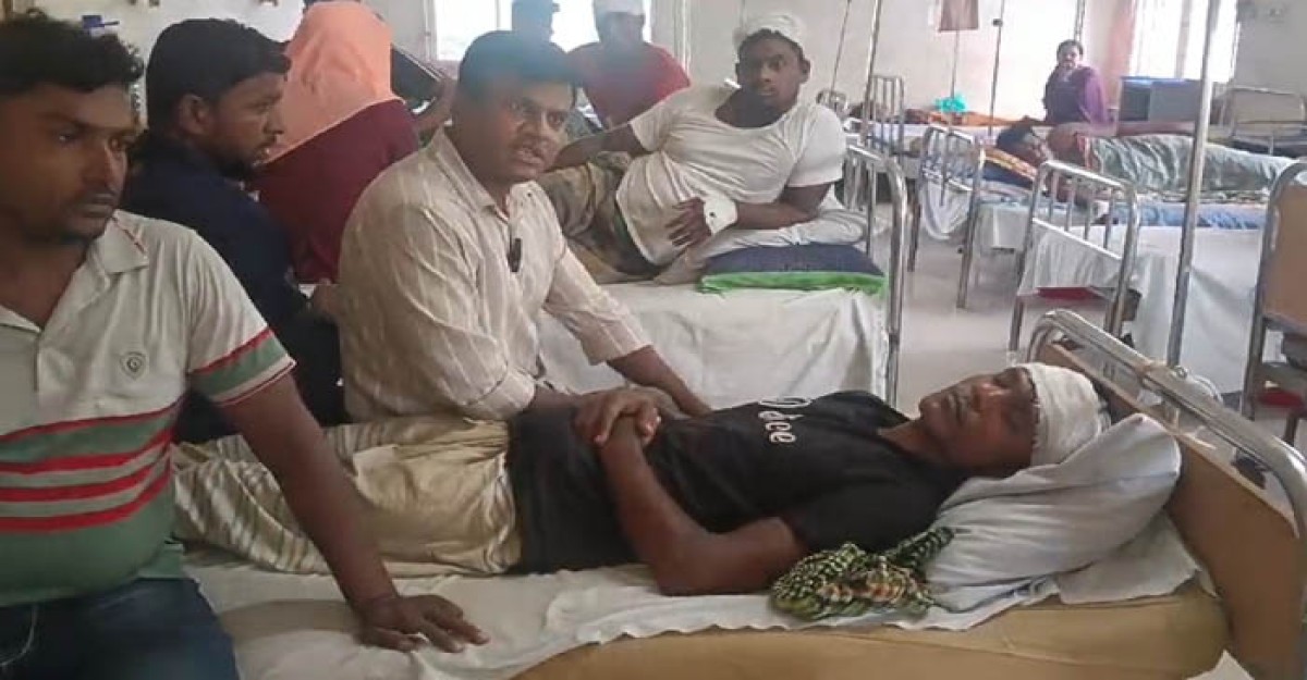 মুরাদনগরে সন্ত্রাসী হামলায় আহত ব্যক্তি কাতরাচ্ছে হাসপাতালের বিছানায়