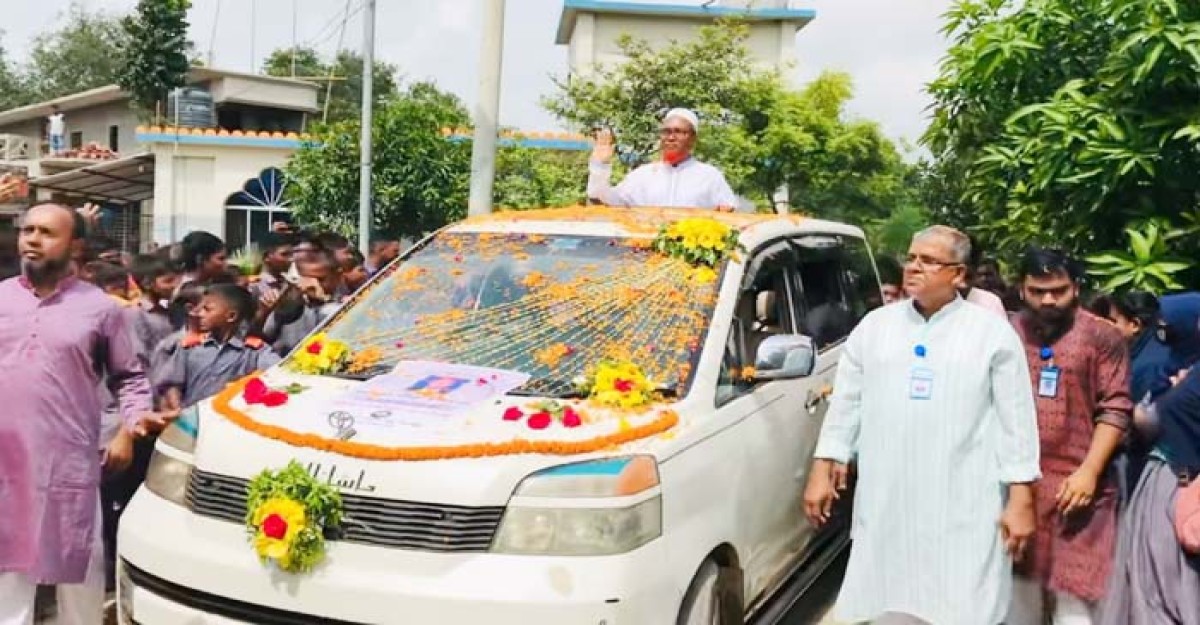 ফুলসজ্জিত গাড়িতে বিদায়ী শিক্ষককে পৌঁছে দেওয়া হলো বাড়িতে