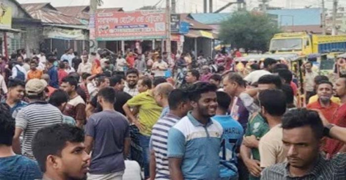শ্রীপুরে বকেয়া বাৎসরিক ইনক্রিমেন্ট দাবিতে শ্রমিকদের মহাসড়ক অবরোধ করে বিক্ষোভ