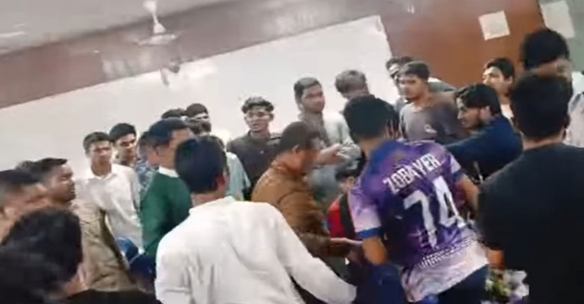 শিক্ষককে হেনস্তায় ছাত্রদলের দুই নেতাকে বহিষ্কার
