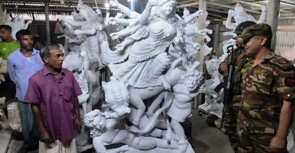 কুড়িগ্রামে প্রতিমা তৈরিতে ব্যস্ত কারিগররা