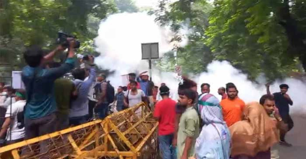 ৩৫ প্রত্যাশীদের ওপর পুলিশের টিয়ারশেল নিক্ষেপ