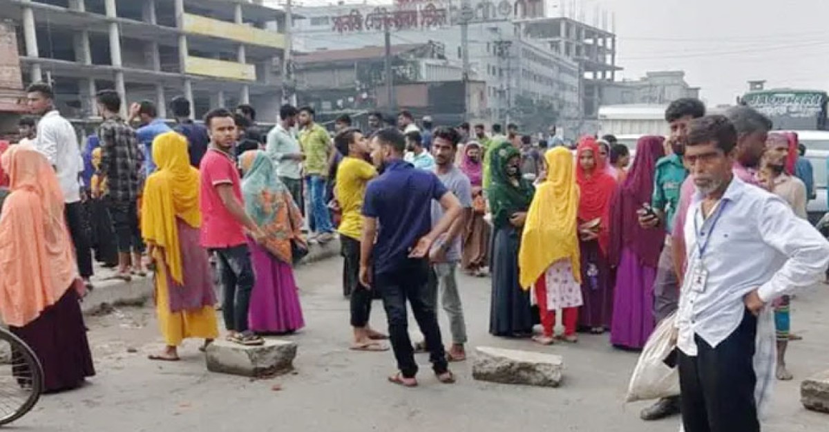 গাজীপুরে চাকরির দাবিতে শ্রমিকদের মহাসড়ক অবরোধ