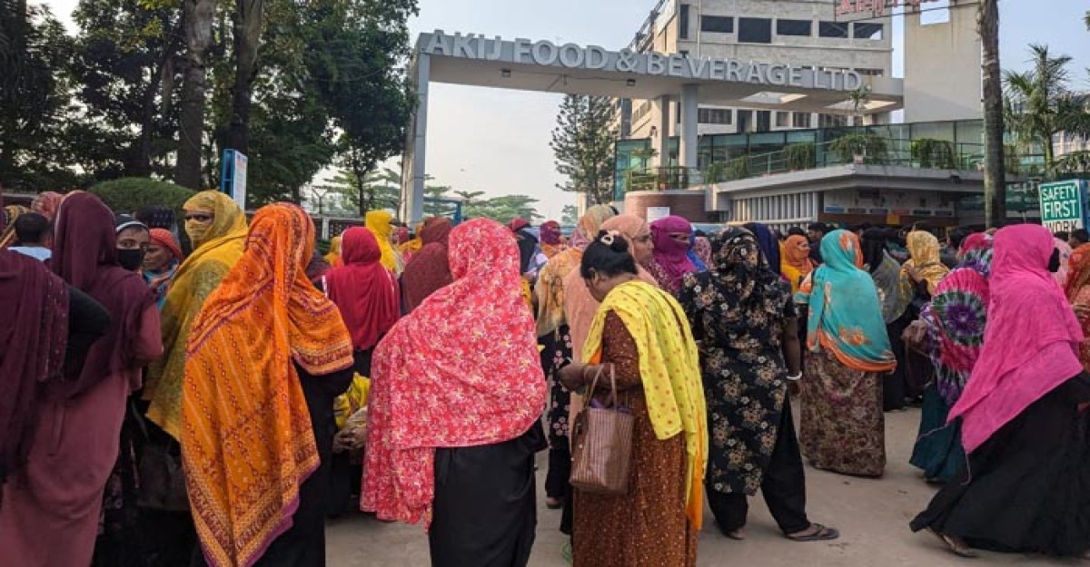 ধামরাইয়ে নয় দফা দাবিতে আকিজ ফুড শ্রমিকদের বিক্ষোভ