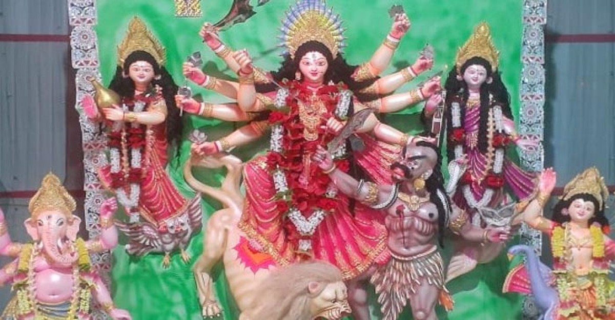 ধামরাইয়ে প্রতিমা তৈরির শেষ মুহূর্তে চলছে সাজসজ্জার কাজ