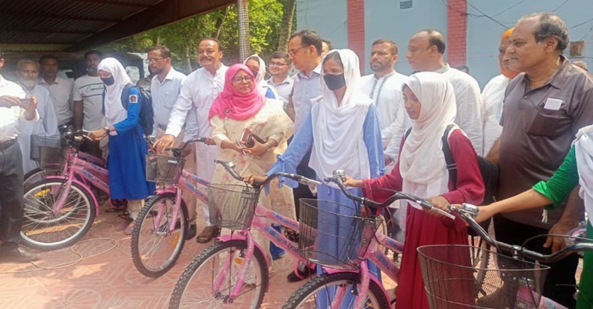 দামুড়হুদায় ১৭১জন শিক্ষার্থী বাইসাইকেল পেল