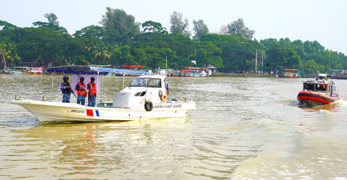 মা ইলিশ রক্ষায় জনসচেতনতা বৃদ্ধিতে কাজ করছে কোস্ট গার্ড