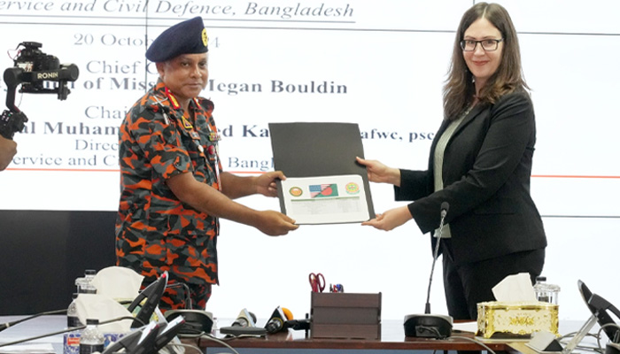 ফায়ার সার্ভিসকে উদ্ধার সরঞ্জাম দিল ইউএস অ্যাম্বাসি