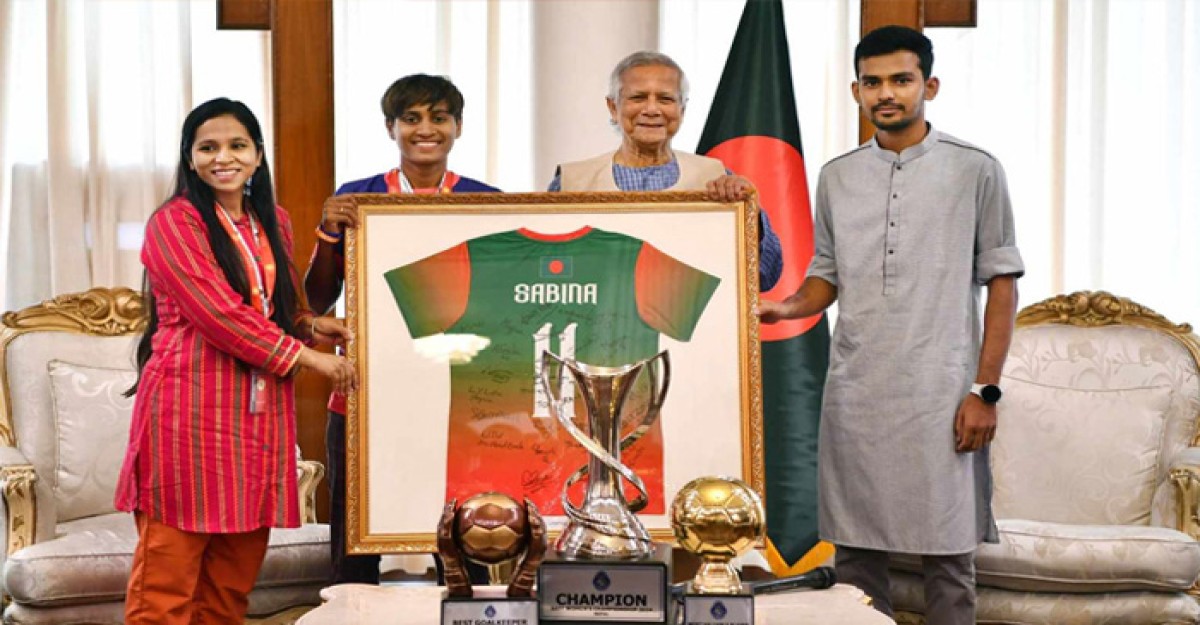 প্রধান উপদেষ্টার সংবর্ধনা পেলেন নারী ফুটবলাররা