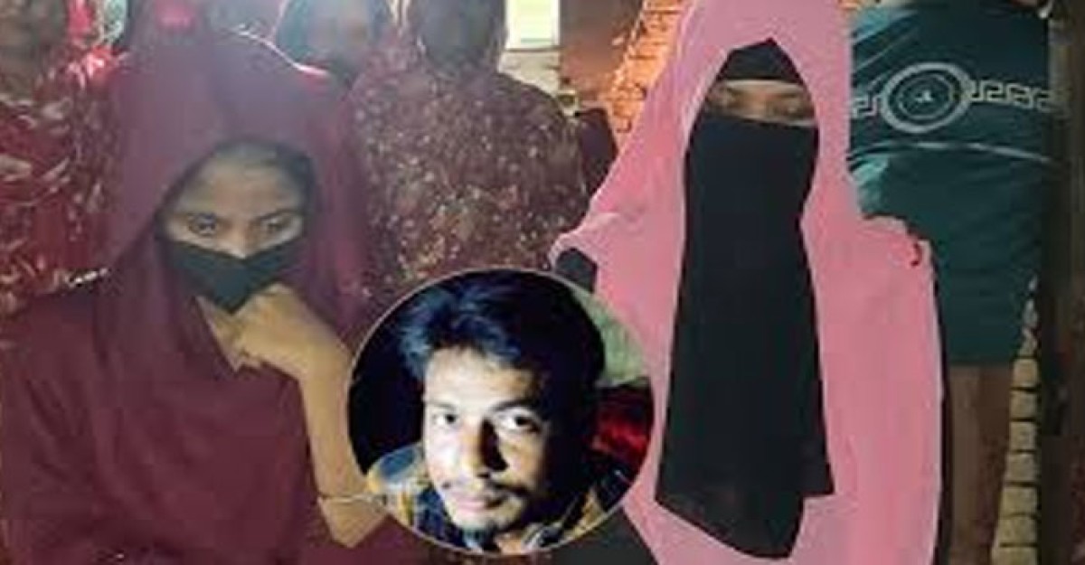 ঝিনাইদহে এক প্রেমিকের বাড়িতে দুই প্রেমিকার অনশন