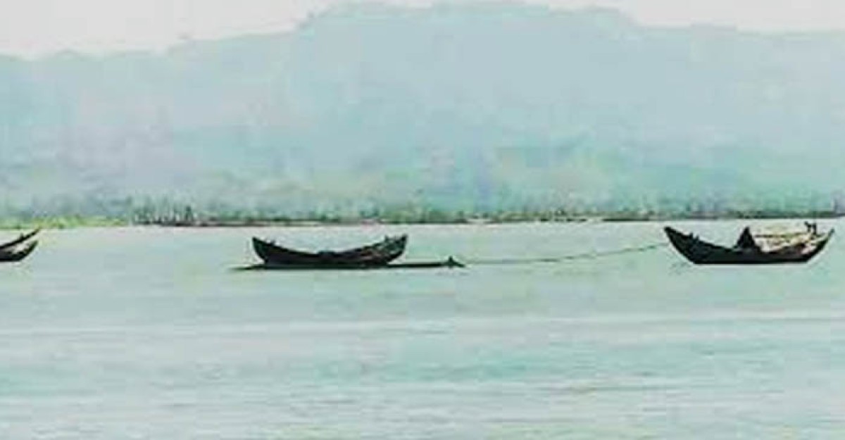 রড সিমেন্ট বোঝাই ২ ট্রলারসহ ৬ মাঝিমাল্লাকে ধরে নিয়ে গেছে আরকান আর্মি