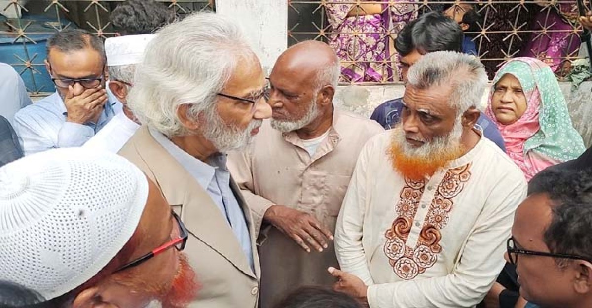 শহীদ আব্দুল্লাহর কবর জিয়ারত করলেন উপদেষ্টা এ এফ হাসান আরিফ