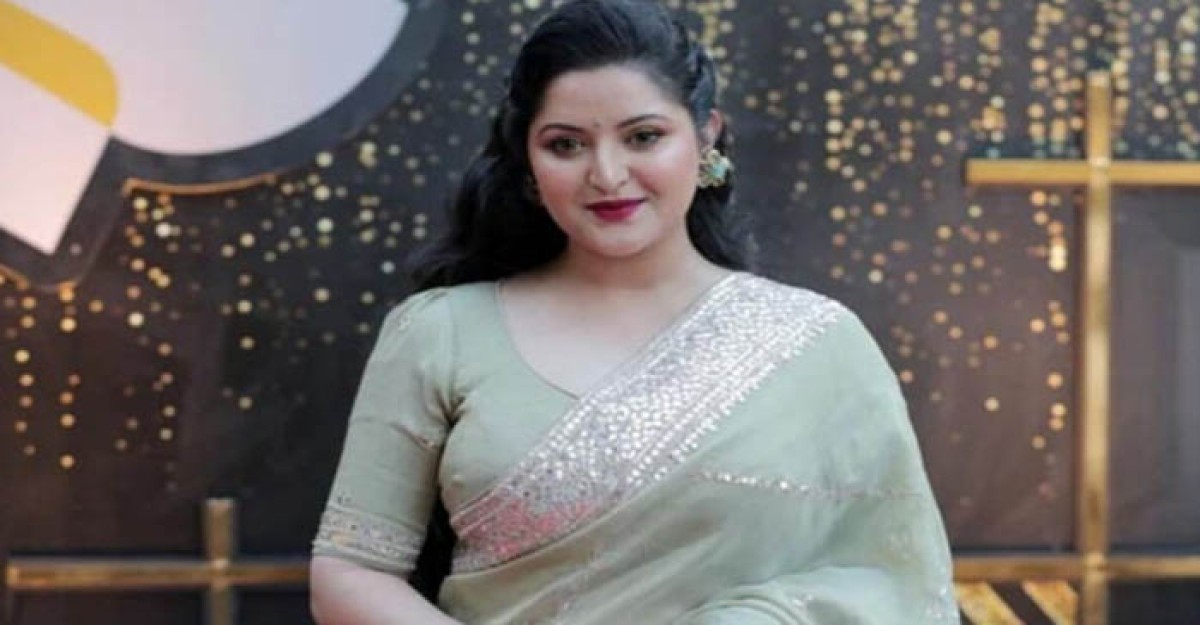 জানা গেল পরীমনির হাতে হাত রাখা ব্যক্তির পরিচয়