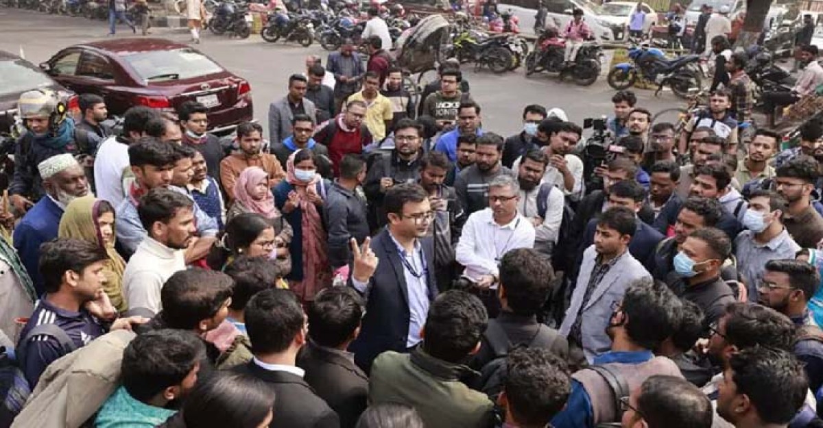 অন্তর্ভুক্তির দাবিতে ৪৩তম বিসিএসে বাদ পড়া ২৬৭ জন সচিবালয়ে