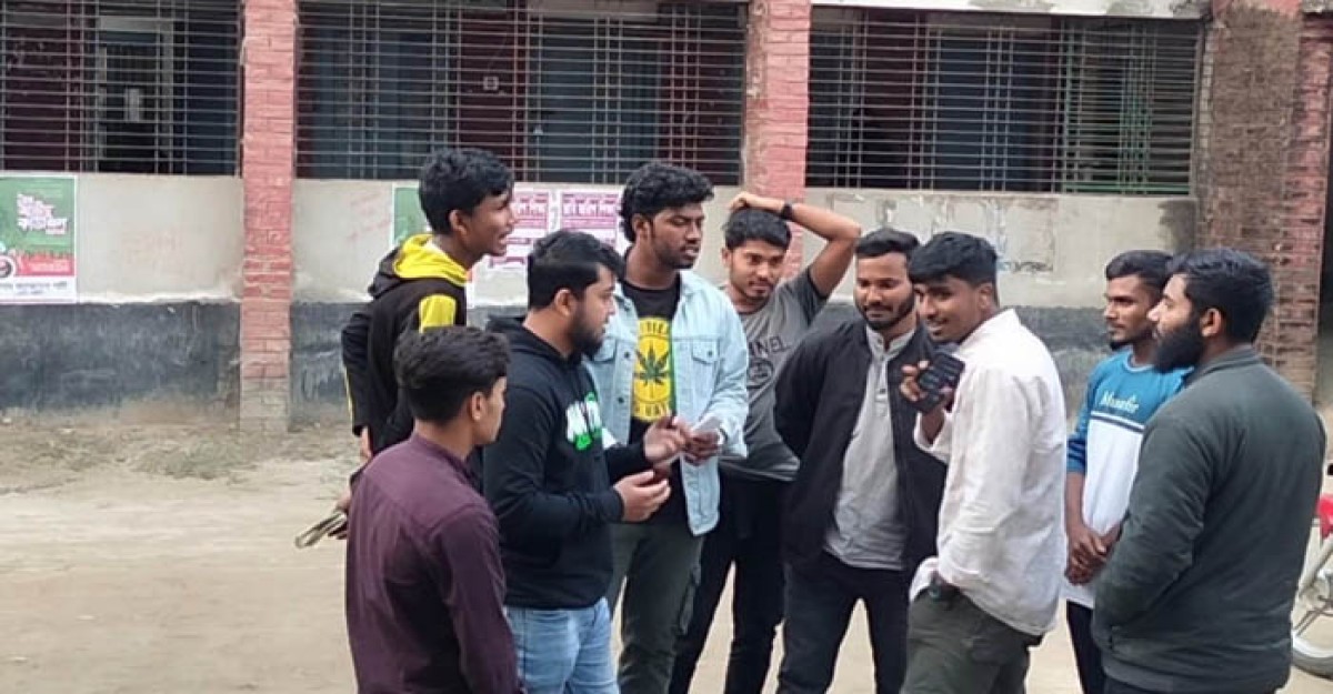 ফুলবাড়ী সাব-রেজিস্টার অফিসের দুর্নীতির বিরুদ্ধে বৈষম্য বিরোধী শিক্ষার্থীদের অভিযোগ