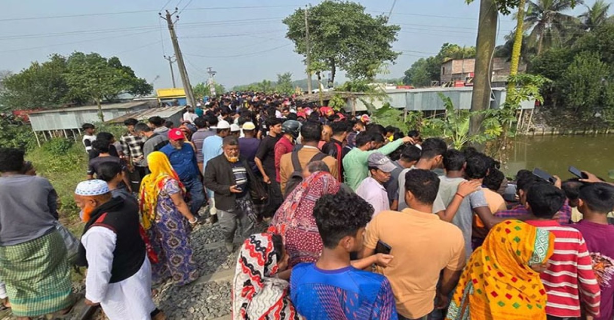 ফরিদপুরে রেলক্রসিংয়ে ট্রেন-মাইক্রোবাস সংঘর্ষে নিহত ৫