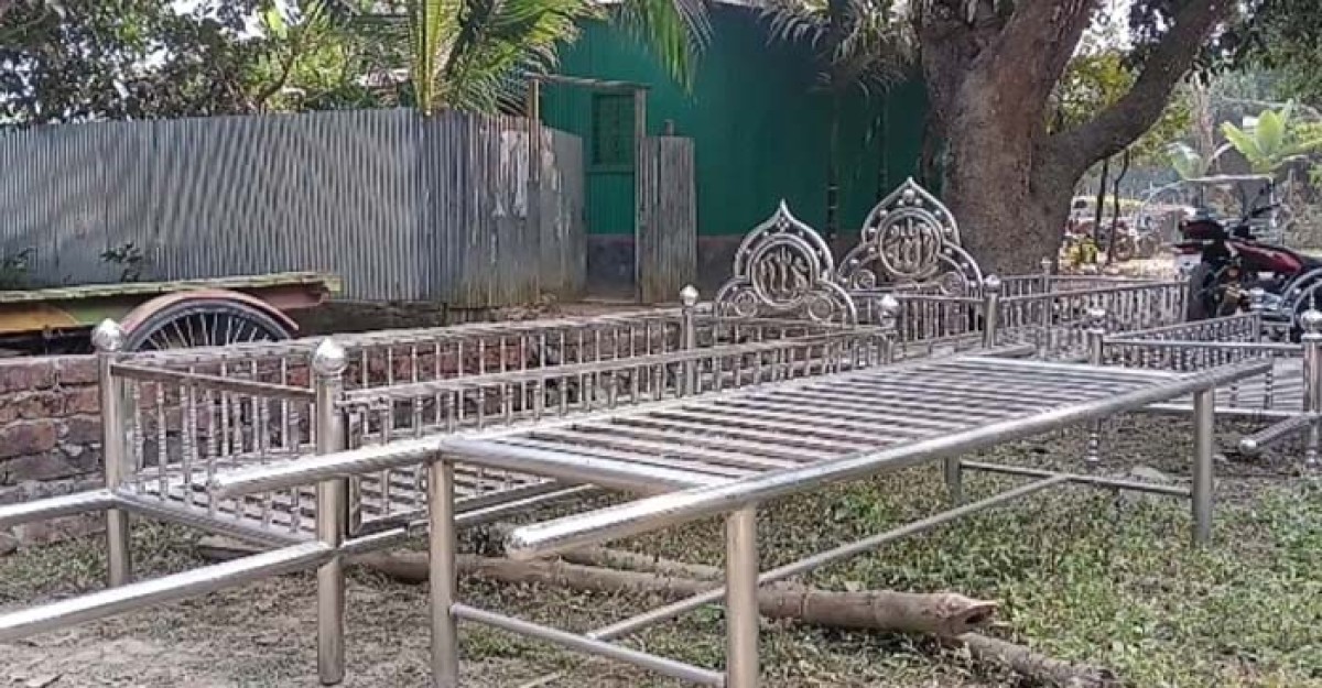 একই পরিবারের চারজন নিহত খাটিয়া নিয়ে লাশের অপেক্ষায় স্বজনরা