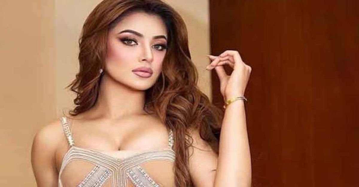 নাচ অশ্লীল, চোখে দেখা যায় না বলে কটাক্ষ, পাল্টা জবাব দিলেন উর্বশী