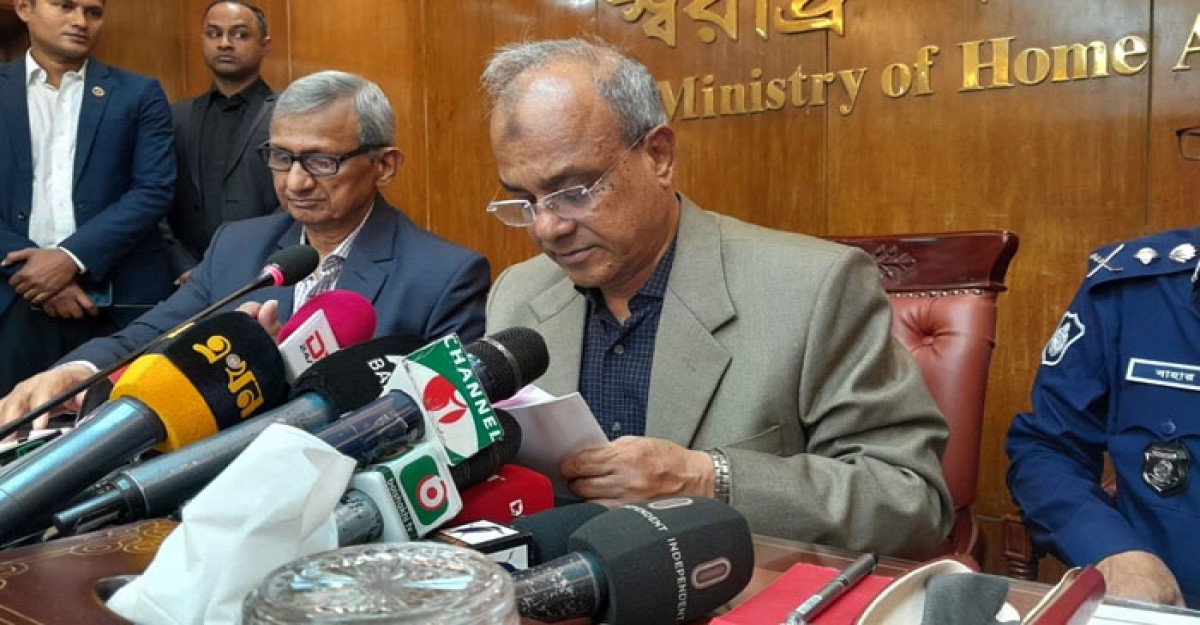 বিজিবির শক্ত অবস্থানে বেড়া নির্মাণ বন্ধে বাধ্য হয়েছে বিএসএফ: স্বরাষ্ট্র উপদেষ্টা