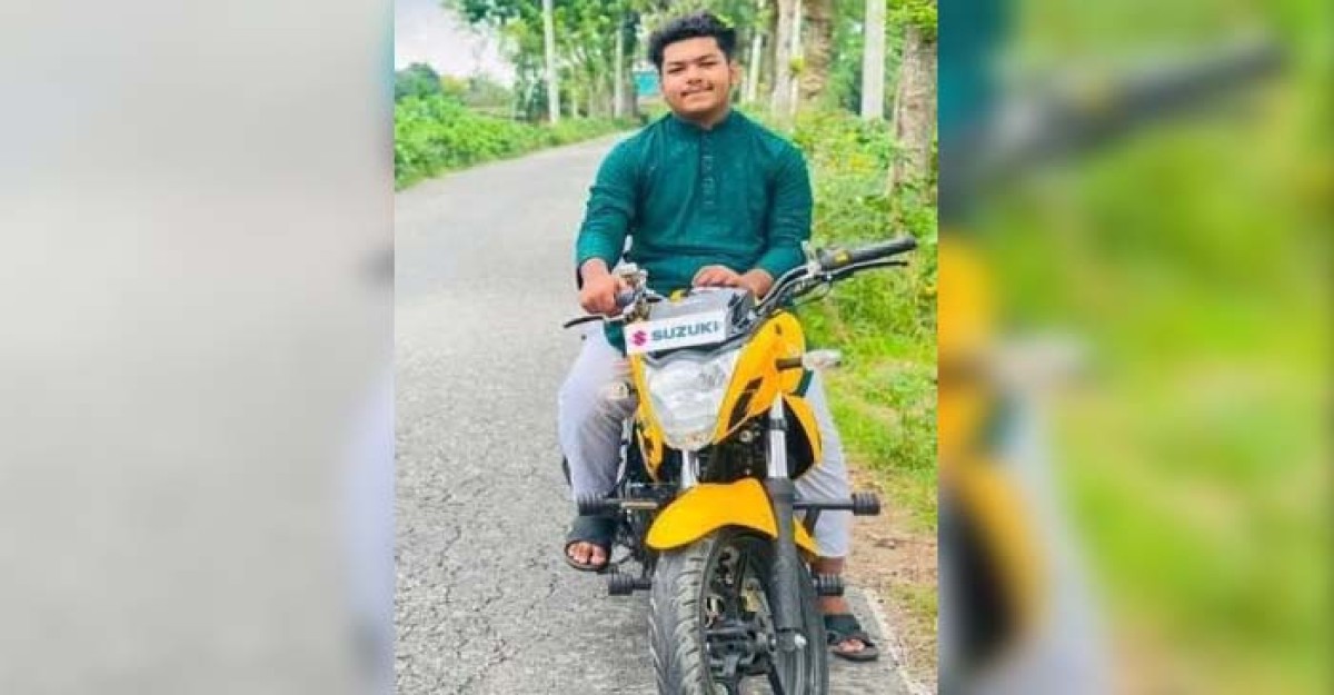 গাছের সঙ্গে মোটরসাইকেলের ধাক্কা প্রাণ গেল স্কুল ছাত্রের