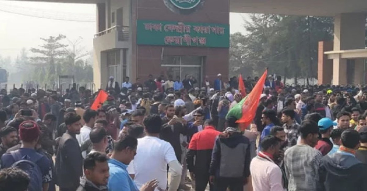 বাবরের অপেক্ষায় কারাগারের সামনে নেতাকর্মীদের ভিড়