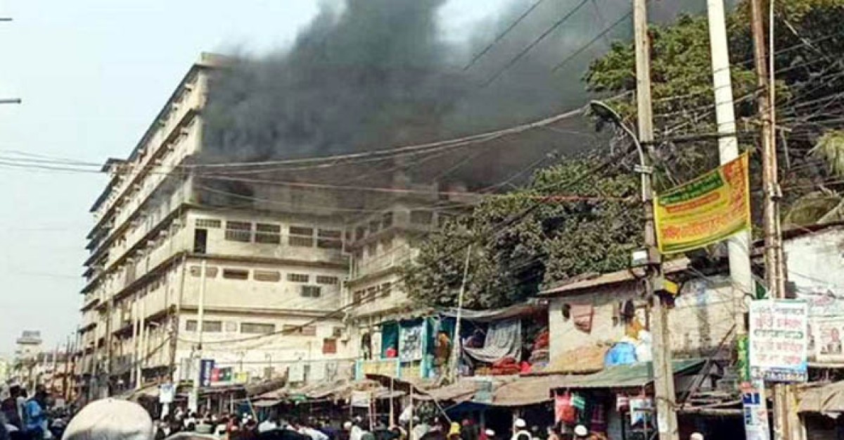 হাজারীবাগ বাজারে ট্যানারি গোডাউনে আগুন