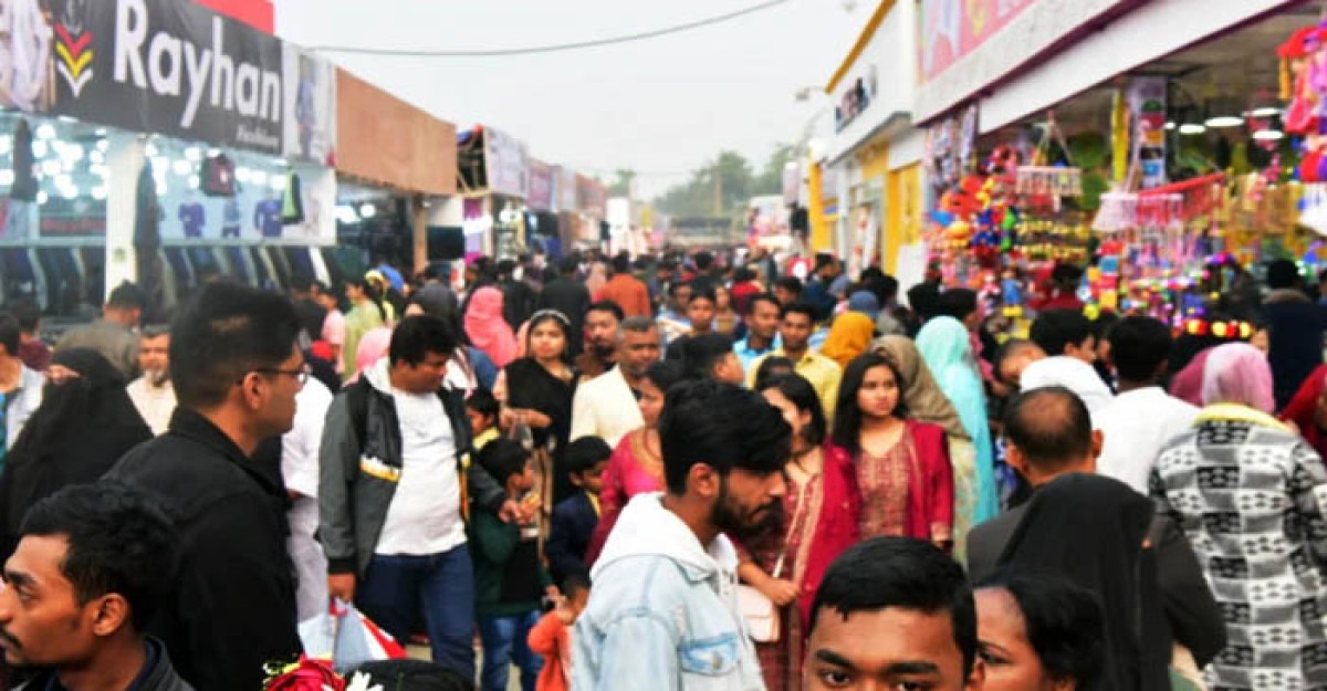 ছুটির দিনে ক্রেতা-দর্শনার্থীদের ঢল, জমজমাট বাণিজ্য মেলা