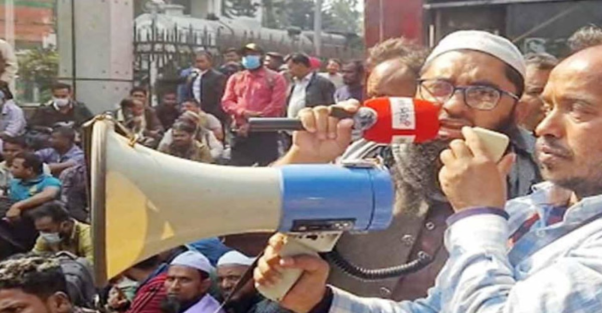 চাকরি স্থায়ীর দাবিতে রেলওয়ে গেটকিপারদের অবস্থান