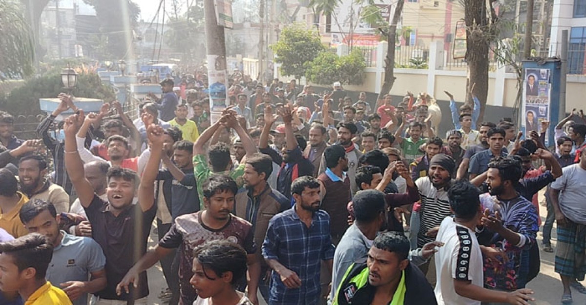 অটো চলাচলে নিষেধাজ্ঞা, ময়মনসিংহে সিটি করপোরেশন ঘেরাও