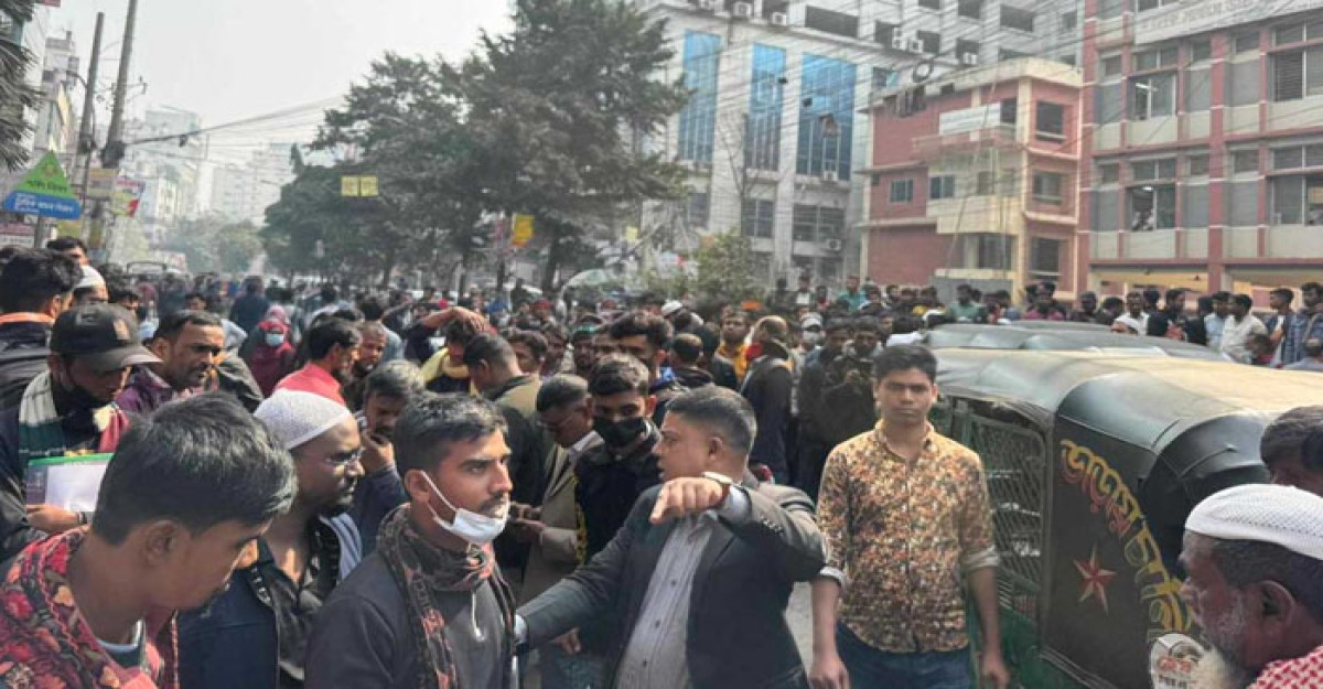 টিকা না পেয়ে সড়ক অবরোধ করেছেন প্রবাসীরা